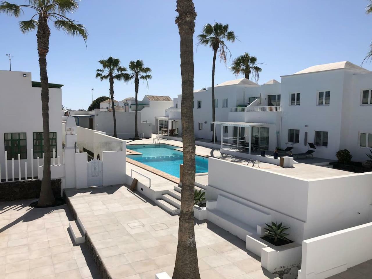 Sea Breeze With Shared Pool And Near The Beach Costa Teguise Exterior foto
