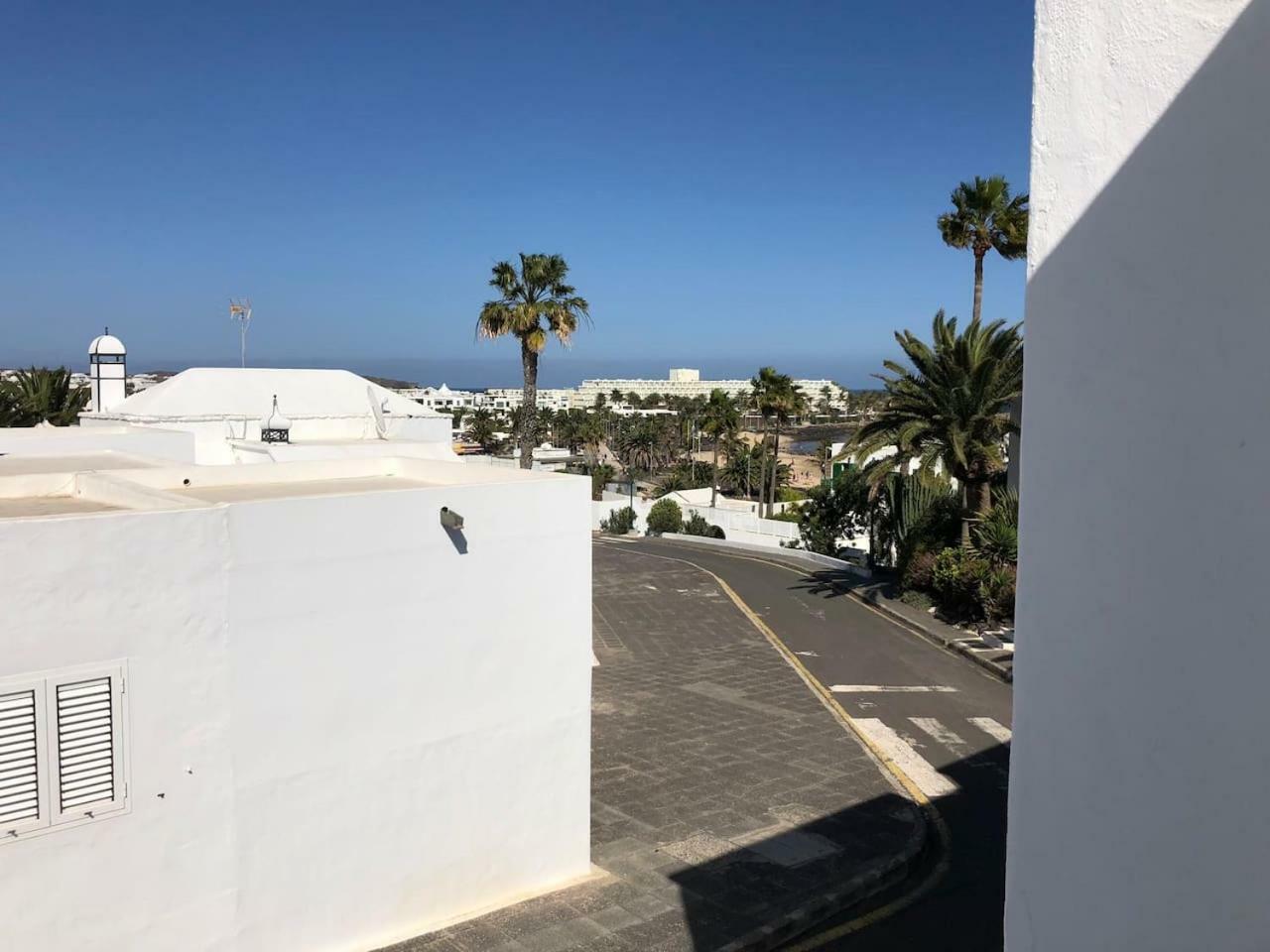 Sea Breeze With Shared Pool And Near The Beach Costa Teguise Exterior foto