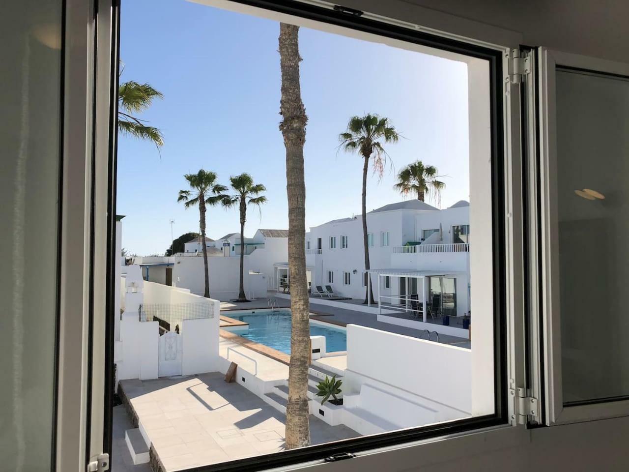 Sea Breeze With Shared Pool And Near The Beach Costa Teguise Exterior foto