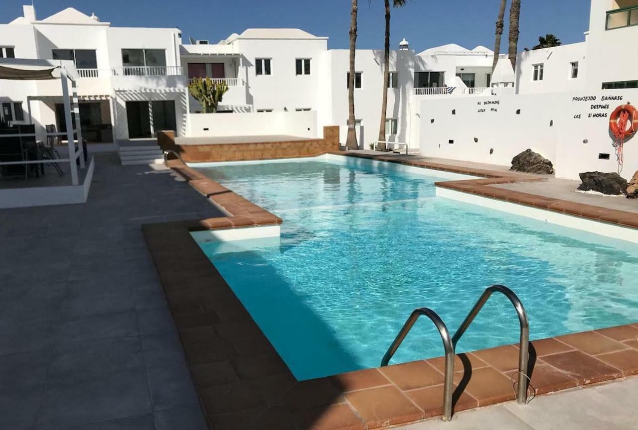 Sea Breeze With Shared Pool And Near The Beach Costa Teguise Exterior foto