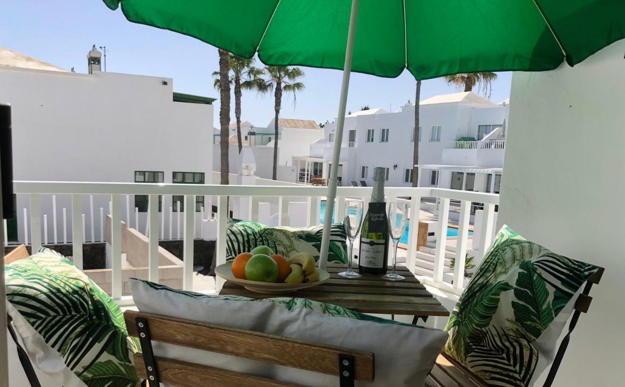 Sea Breeze With Shared Pool And Near The Beach Costa Teguise Exterior foto